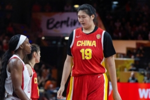 狂飙！张子宇13+6+2帽，中国女篮逆境绽放，力拼美国强敌