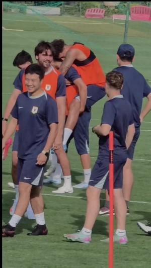 26分11板！克雷桑高准翼训练互动，数据见证兄弟情
