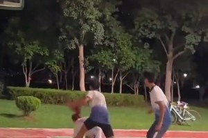 两位小姐姐和一群男生一起打球，没想到小伙们还真上强度啊！