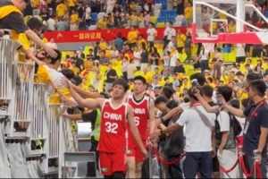 争议判罚引发热议！中国男篮与乌拉圭激战，退场时刻温暖人心