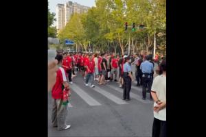 蓉城媒体河南行遭遇球迷挑衅：封控路段遭辱骂投掷水瓶