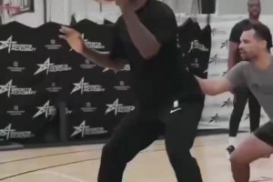 加强投射，NBA球星勒布朗詹姆斯近期投篮训练