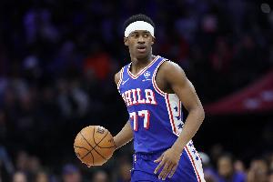 NBA巅峰对决：埃奇库姆与詹姆斯的对位火花，76人险胜热火