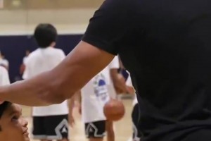 扎心了！小球员问：你是NBA球员吗？威少：曾经是