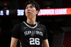 33分14板！李贤重三项纪录创新高，NBA之路开启双向合同新篇章