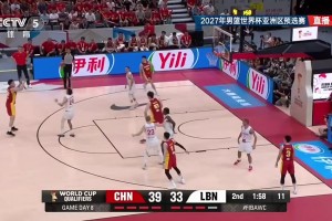 杨瀚森篮下强硬顶翻防守抛投命中，随后小秀了一把肌肉！