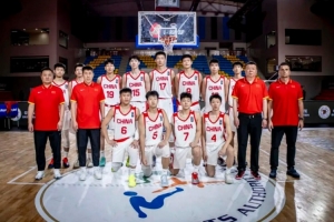 强强对话中，中国U18男篮面对国际吹罚展现坚韧！