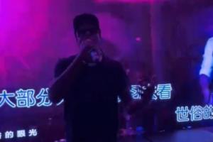 逆境中的坚守！杰伦·格林墨镜下的坚韧意志