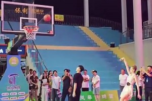 外国小姐姐穿着裙子光着脚在球场单挑，吧友们能否一战？