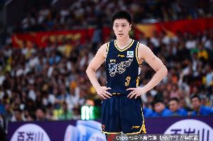 狂飙！胡明轩顶薪续约，广东男篮力挽狂澜战将满员