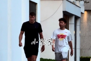 争议判罚引热议，广东男篮新援加盟引关注