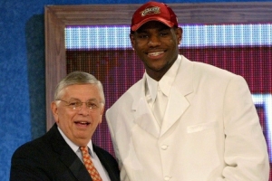 首秀门票拍出天价？詹姆斯NBA首秀争议判罚引热议