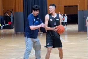 这一战将改变格局？山东男篮邱彪指导革新训练方法背后的深远影响