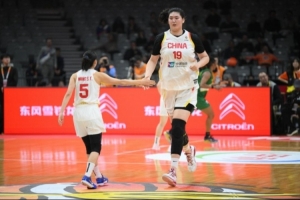 顶住压力！中国女篮首战逆境爆发显坚韧意志