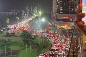 摩托车又出来炸街了！越南击败泰国卫冕东盟杯，球迷骑车上街庆祝