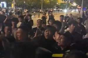 争议一触即发：武汉球迷冲击大巴，津门虎与三镇之战悬念再起