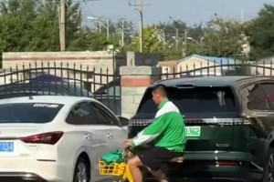 胡同长大的孩子！网友拍到国安门将侯森骑小黄车去训练