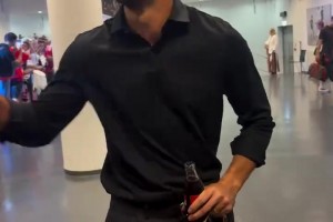 开心坏了！阿莫林率队逆转老东家曼联，赛后与熟人交流时的反应