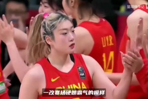 李梦手势舞反差感拉满！女版勒布朗秒变搞怪少女，太可爱了