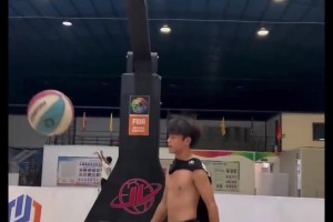 抽象篮球：这是人类能做出的动作吗？第一个就绷不住了