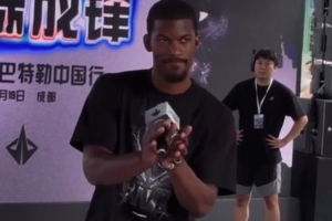 争议判罚引热议：巴特勒携手凉山少年，成都之战火花四溅