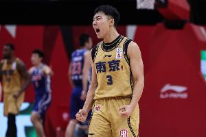 三分球命中率44.4%！杨皓喆NBL首秀刷爆三项纪录，数据统治全场