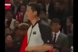 太猛了！当年中国男篮与巴西男篮爆发冲突，朱芳雨一套组合拳打懵对手