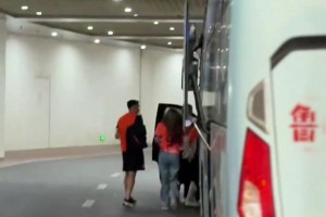 克雷桑赛后先送别女友，再参加混采，这一幕真的很暖心