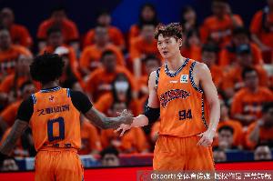 争议判罚引发热议！本土强援携手外援古德温，上海男篮能否突破上限？