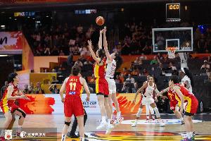 33分13板！中国女篮数据强势，半场29-49落后美国