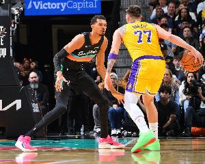 争议判罚引热议！文班包揽MVP+DPOY，东契奇挑战得分王宝座