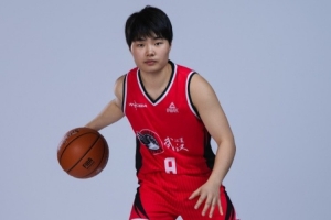 争议判罚引风云变色？中国女篮王佳琦拼尽全力，伤病困扰暴露人员储备短板