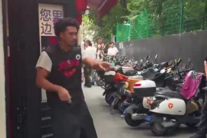 麦凯恩在上海跳舞，工作人员：非常抱歉能再来一条吗？