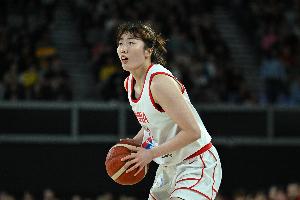 巅峰对决：中国女篮美国挑战，罗欣棫三分箭雨成关键对决
