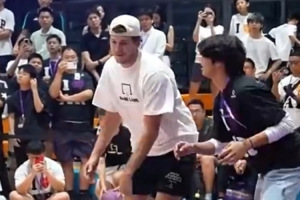 战报：里夫斯轻松单挑粉丝