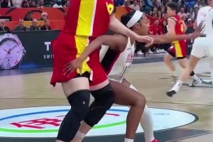 疯狂抓大腿和打手啊女魔兽里斯防守女姚明张子宇