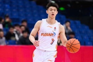 强强对决，福建晋江文旅男篮杨阿力续约备战，与外援适配成关键