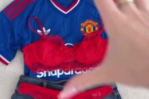 曼联女球迷：英格兰最伟大的球队今天回归了️