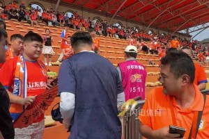 细节满分！泰山队开放日，唐田摘帽和球迷互动