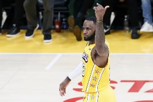 圣诞大战风云再起：詹姆斯与湖人再战76人，强强对话火花四溅