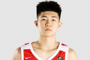 争议判罚引热议：中国U18男篮激战澳大利亚，裁判成焦点