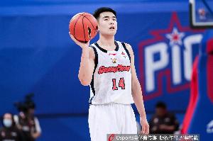 争议判罚引发焦点！张文逸关键战续约引球迷热议