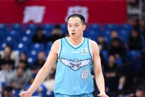 狂飙！青岛男篮双星续约，王睿泽3年C类合同再战江湖！