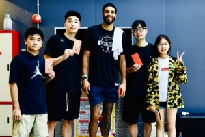 逆境之中显坚韧！吴泽昊与塔图姆的温馨互动
