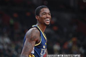 优先续约权之争？加拉塔萨雷对萨姆纳兴趣浓厚却遇转折