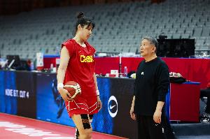 顶住压力！李月汝遗憾缺席女篮世界杯，球队意志力更显坚毅