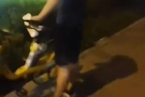 徐静雨此前在街头扫共享单车被围观，依旧淡定操控手机
