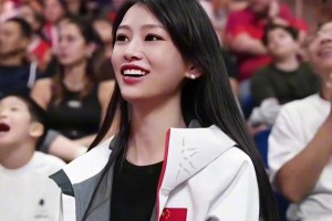 当时看直播有球迷注意到了吗？这位上镜的美女球迷是女主播辰辰