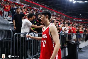 攻防转换制胜！赵嘉义三招锁胜局，中国男篮上半场展现战术智慧