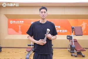 泰山门将于金永对位海港扑点神勇，多纳鲁马成其偶像